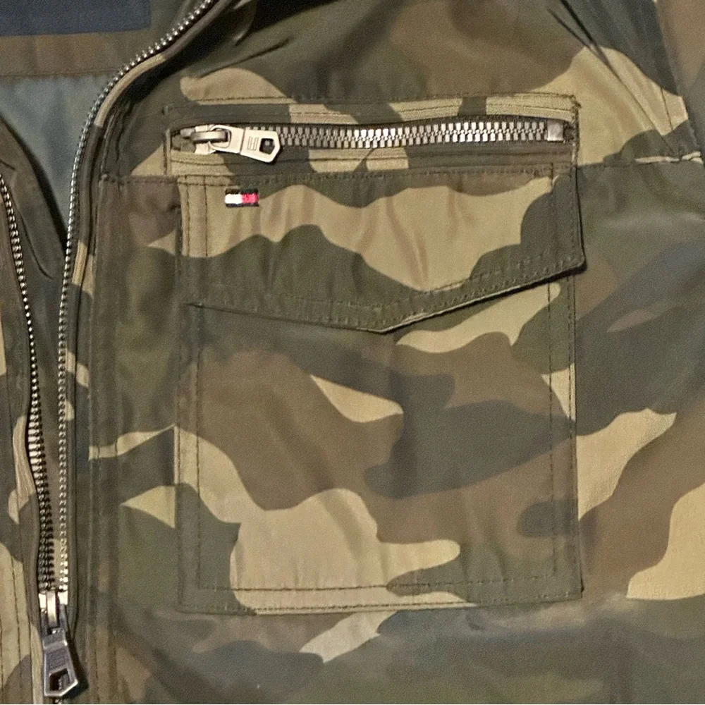 Tommy Hilfiger Men’s Camo 4 Pocket Filled Performance Bomber Jacket Medium M